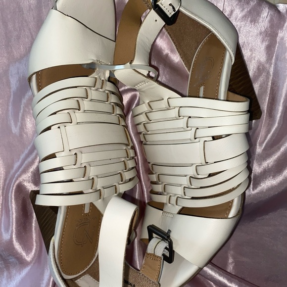 White shoes - Picture 3 of 9